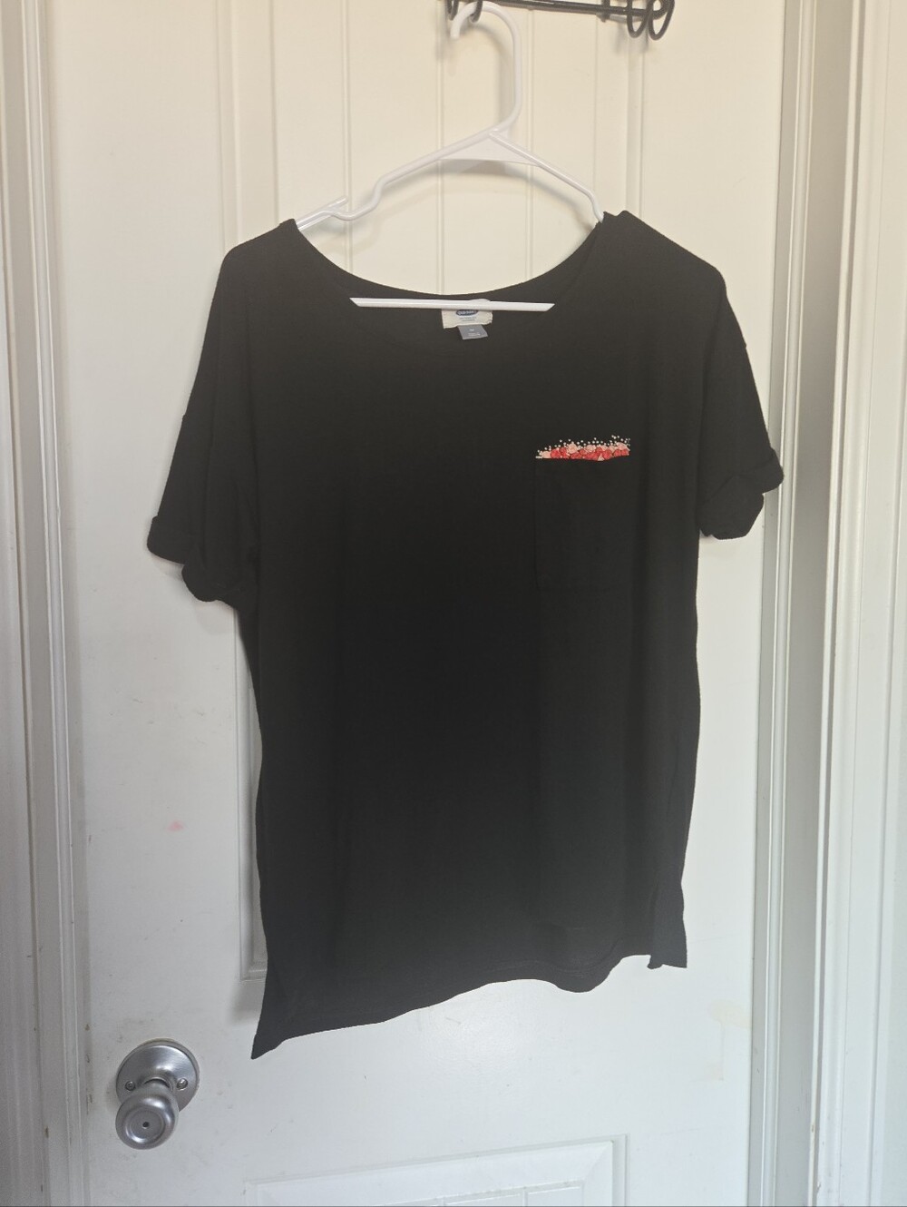 Old Navy Black Embroidered Floral Pocket Tee Women's Medium Short Sleeve